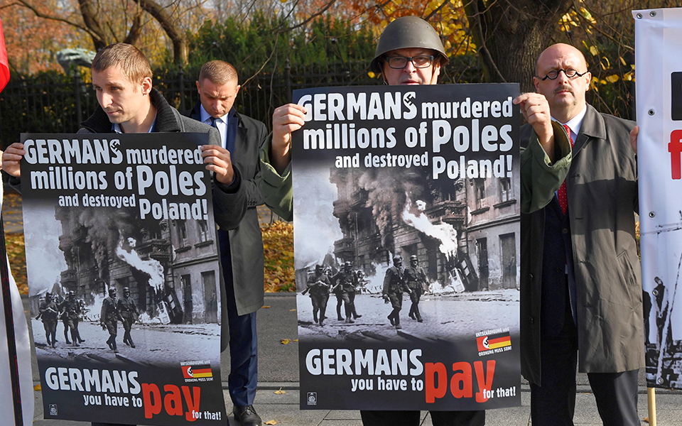 στη-βαρσοβία-η-μέρκελ-υπό-τη-σκιά-των-απ-2281657