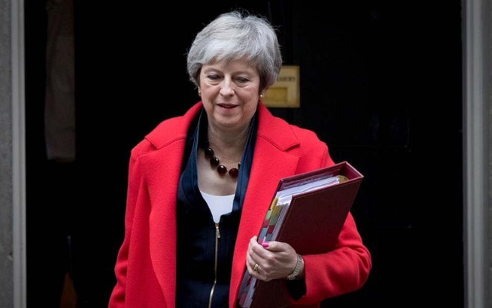 μέι-η-μη-συμφωνία-για-το-brexit-θα-φέρει-χάος-2286395