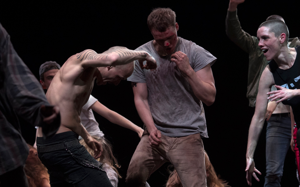 μύηση-στον-θεό-της-διασκέδασης-2284239