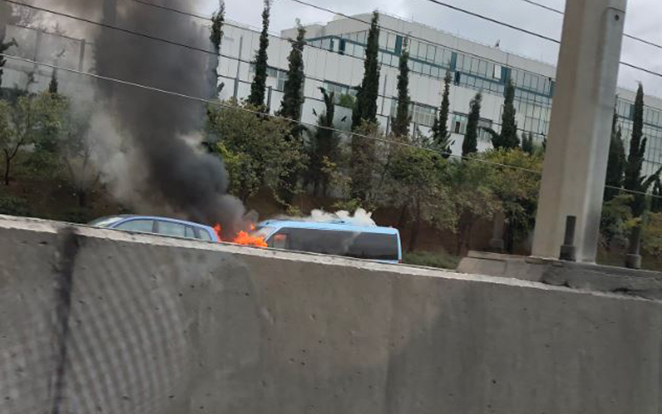 μίνι-βαν-τυλίχθηκε-στις-φλόγες-στην-ατ-2284452