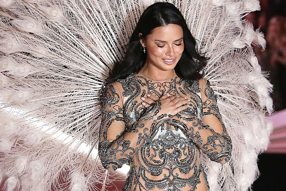 τα-δάκρυα-της-adriana-lima-στο-τελευταίο-της-show-για-2282750