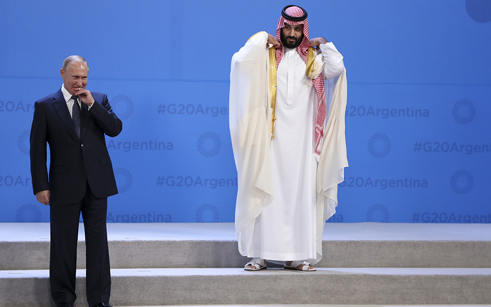 θερμή-χειραψία-και-χαμόγελα-στη-συνάν-2286634