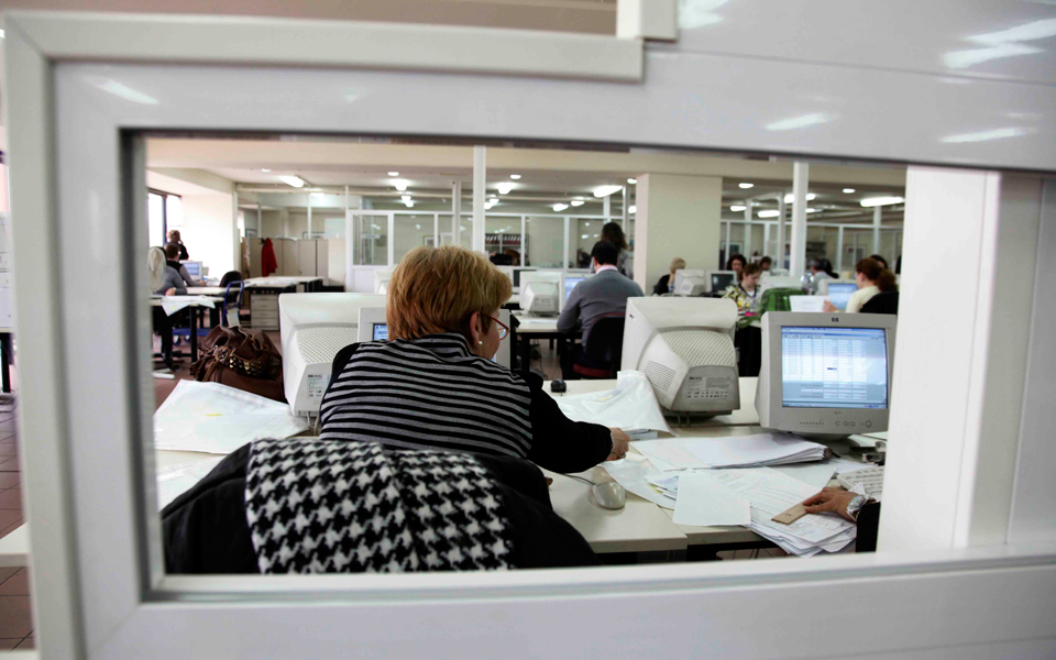 εκτός-369-δημόσιοι-υπάλληλοι-λόγω-πλασ-2283766