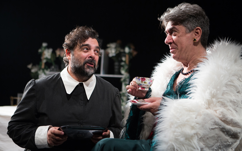 δούλες-μιας-σκηνοθεσίας-εξαρχής-κα-2281631