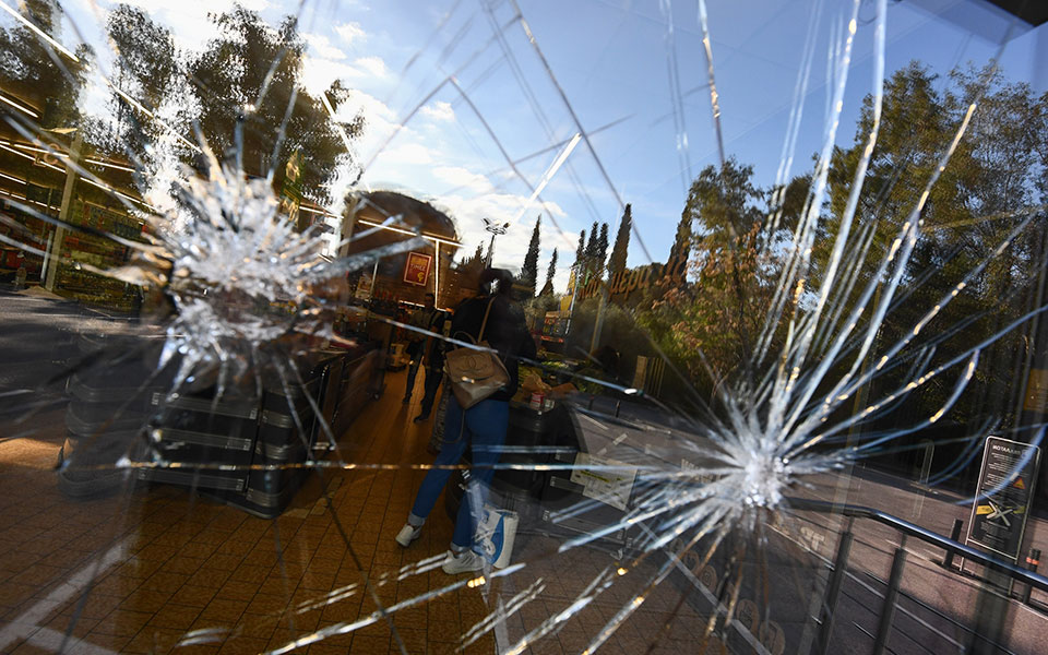 βανδαλισμοί-σε-σούπερ-μάρκετ-που-άνοι-2281883