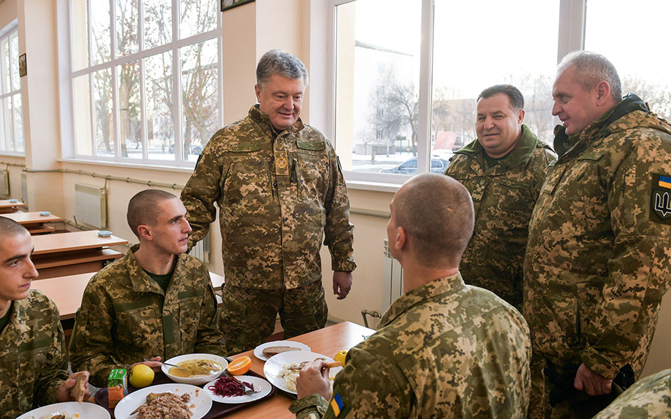 ο-ποροσένκο-εκθειάζει-τον-τραμπ-για-τη-2286494