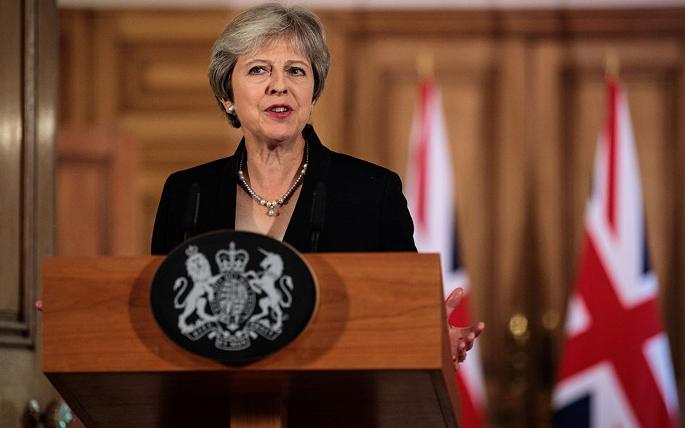 δραματική-έκκληση-μέι-στους-βρετανού-2285653