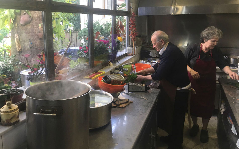 μανώλης-μια-ταβέρνα-για-ροκ-σταρ-2283854