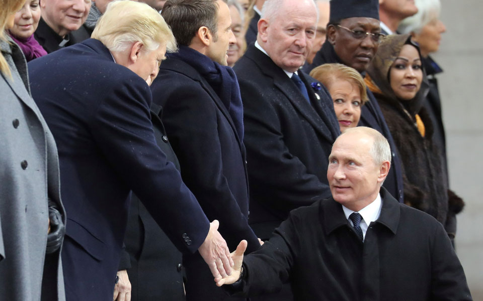 χειραψία-πούτιν-τραμπ-στην-αψίδα-του-2283157