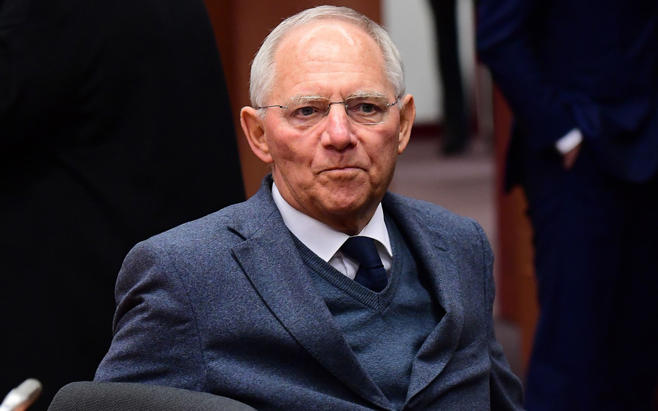 spiegel-ο-σόιμπλε-υποστηρίζει-τον-φρ-μερτς-ω-2281548