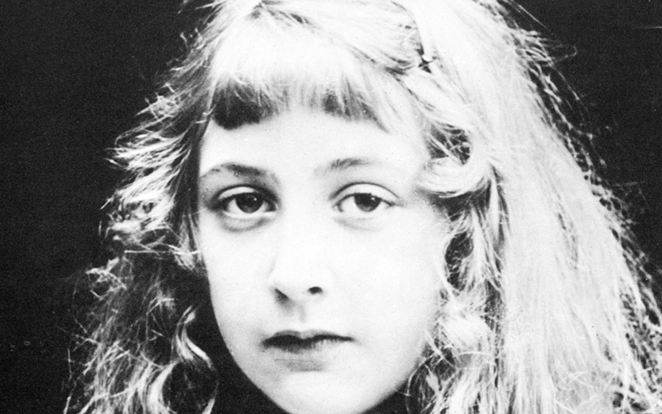 η-μυστηριώδης-ζωή-της-βασίλισσας-του-2289752