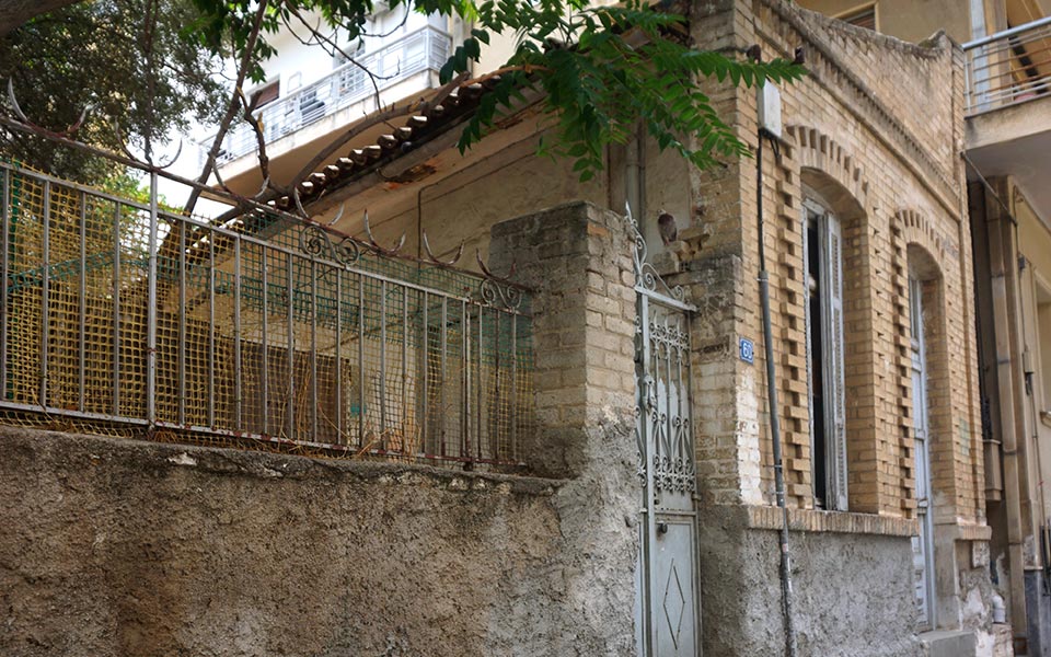 το-τούβλινο-σπίτι-και-το-περιβόλι-της-ο-2290380