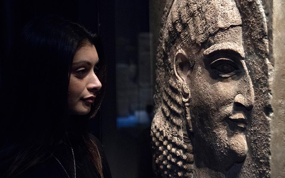 ενας-γιατρός-ανασυνθέτει-την-ιστορία-2291042