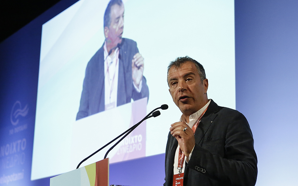 μαξίμου-και-σταύρος-θεοδωράκης-για-τη-2288169