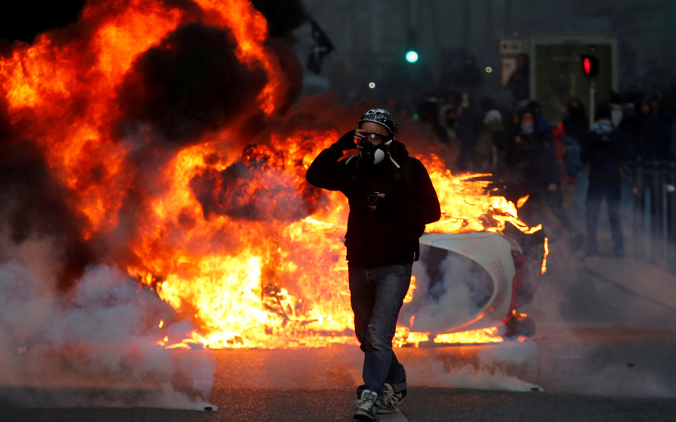 κίτρινα-γιλέκα-βίαιες-συγκρούσεις-2288134