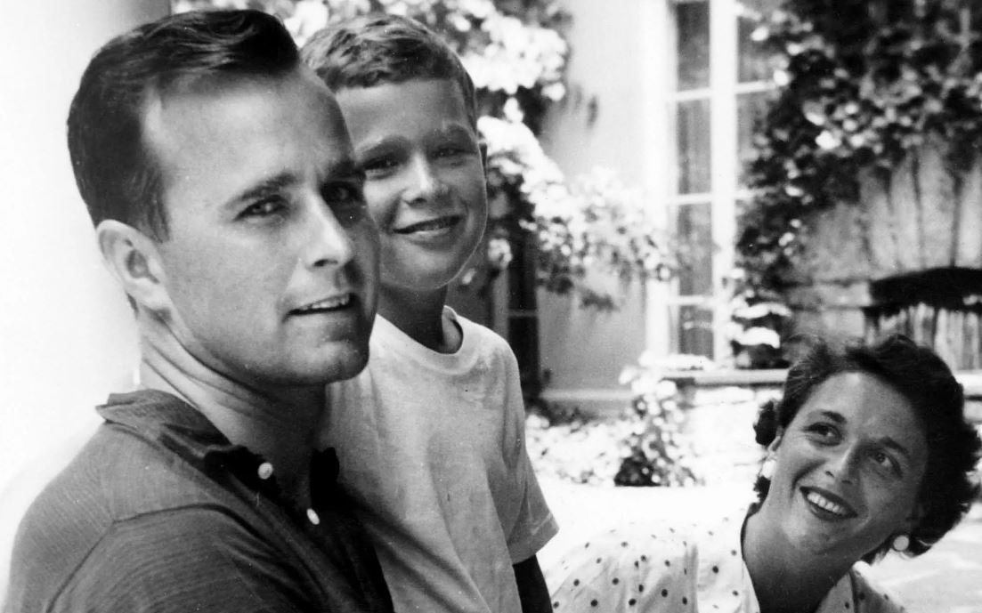 τέσσερις-σταθμοί-στη-ζωή-του-τζορτζ-μπ-2286763