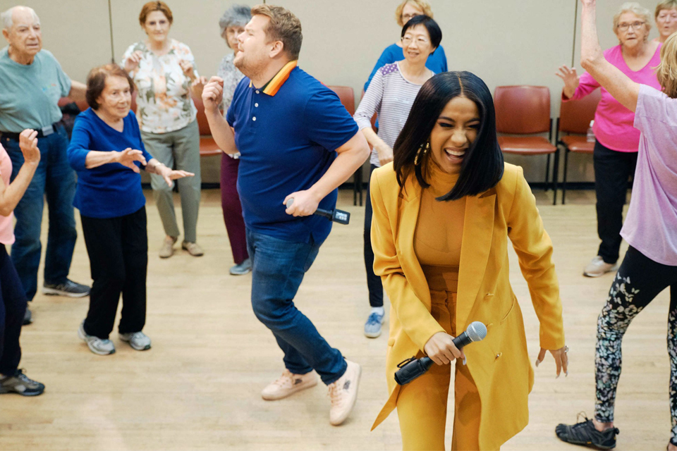 η-cardi-b-τραγουδά-σε-ένα-γηροκομείο-στο-viral-βίν-2289983