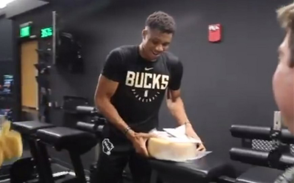 ενα-κεφάλι-τυρί-το-δώρο-του-προέδρου-τω-2287870