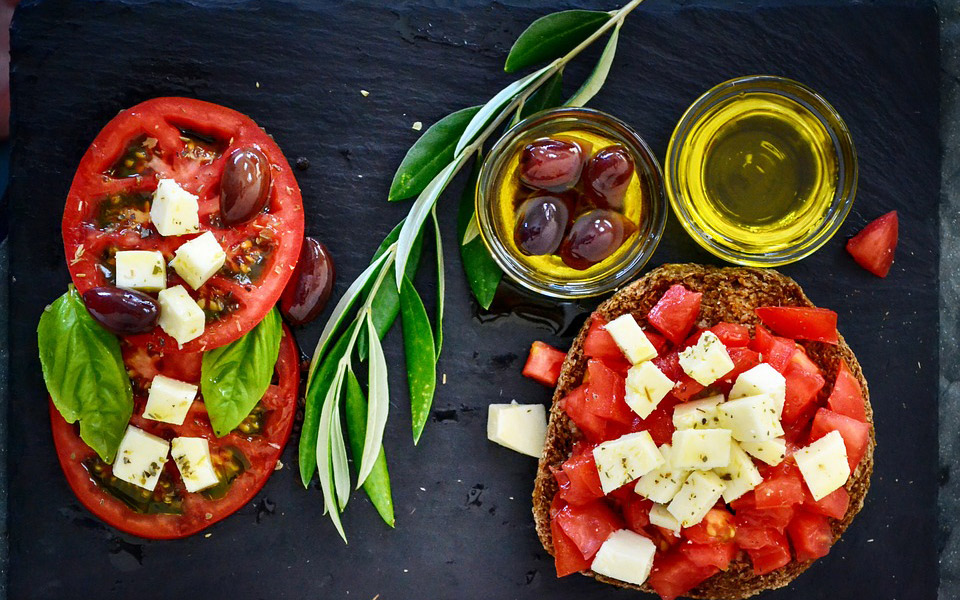 η-μεσογειακή-διατροφή-μειώνει-τον-καρ-2288213