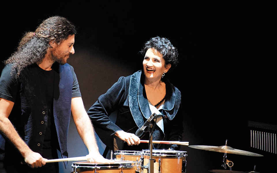 σε-απευθείας-σύνδεση-με-το-κοινό-της-2289932