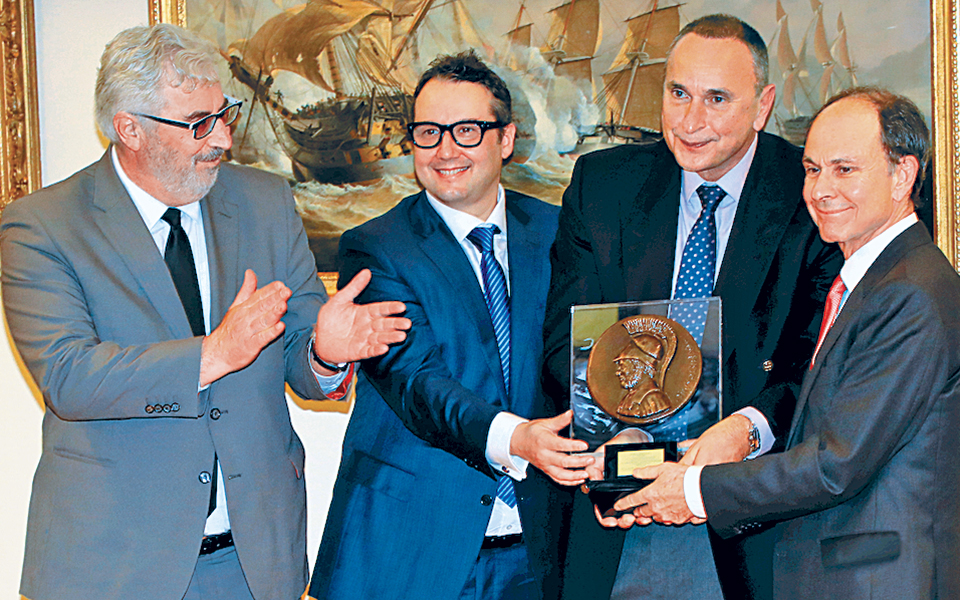 με-το-βραβείο-θεμιστοκλής-τιμήθηκε-2289744