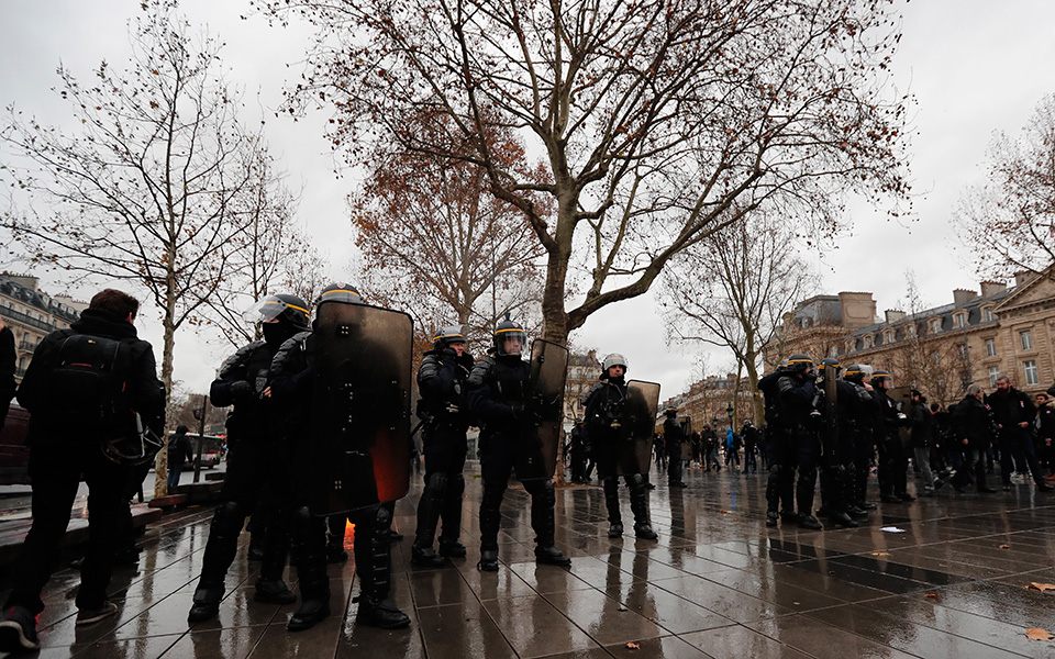 γαλλία-δρακόντεια-μέτρα-και-κλειστά-μ-2287940