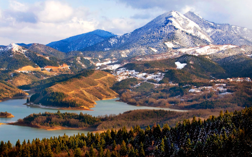 γύρος-λίμνη-πλαστήρα-με-φόντο-πράσινο-2288248