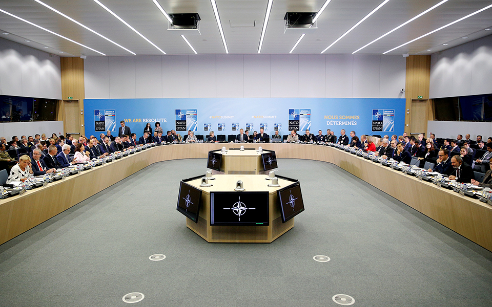 νατο-η-ρωσία-παραβιάζει-τη-συνθήκη-πυρ-2287217