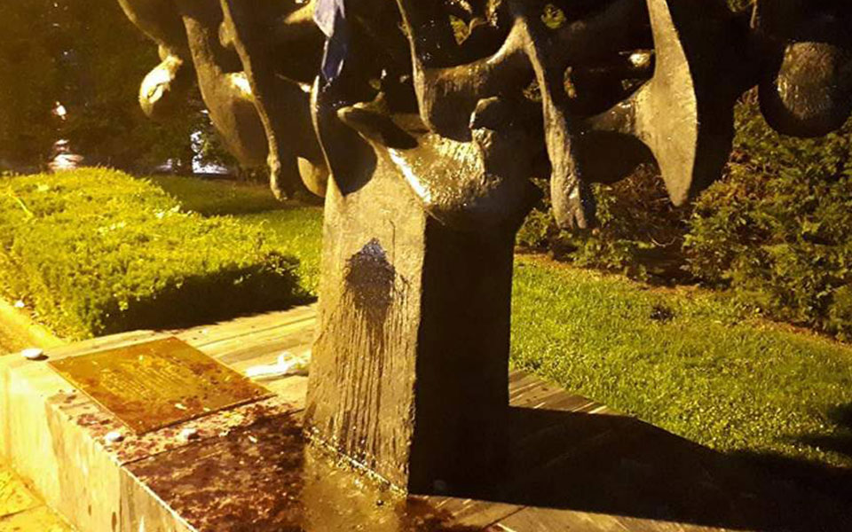 βεβήλωσαν-το-μνημείο-του-ολοκαυτώματ-2289277