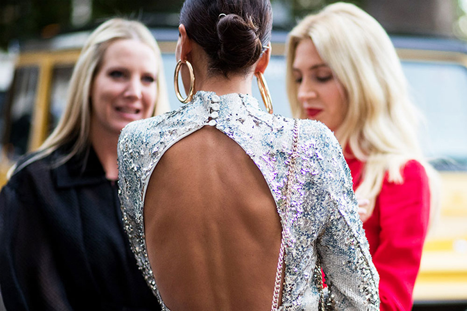 πώς-να-φορέσεις-το-sequin-φόρεμά-σου-και-να-μ-2291631