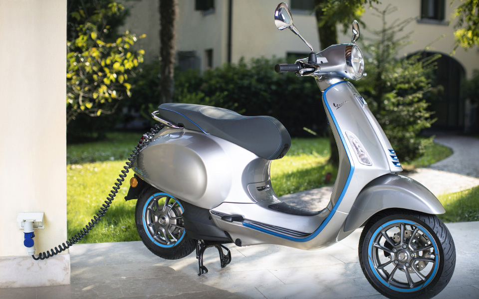 h-vespa-και-ηλεκτρική-2293878