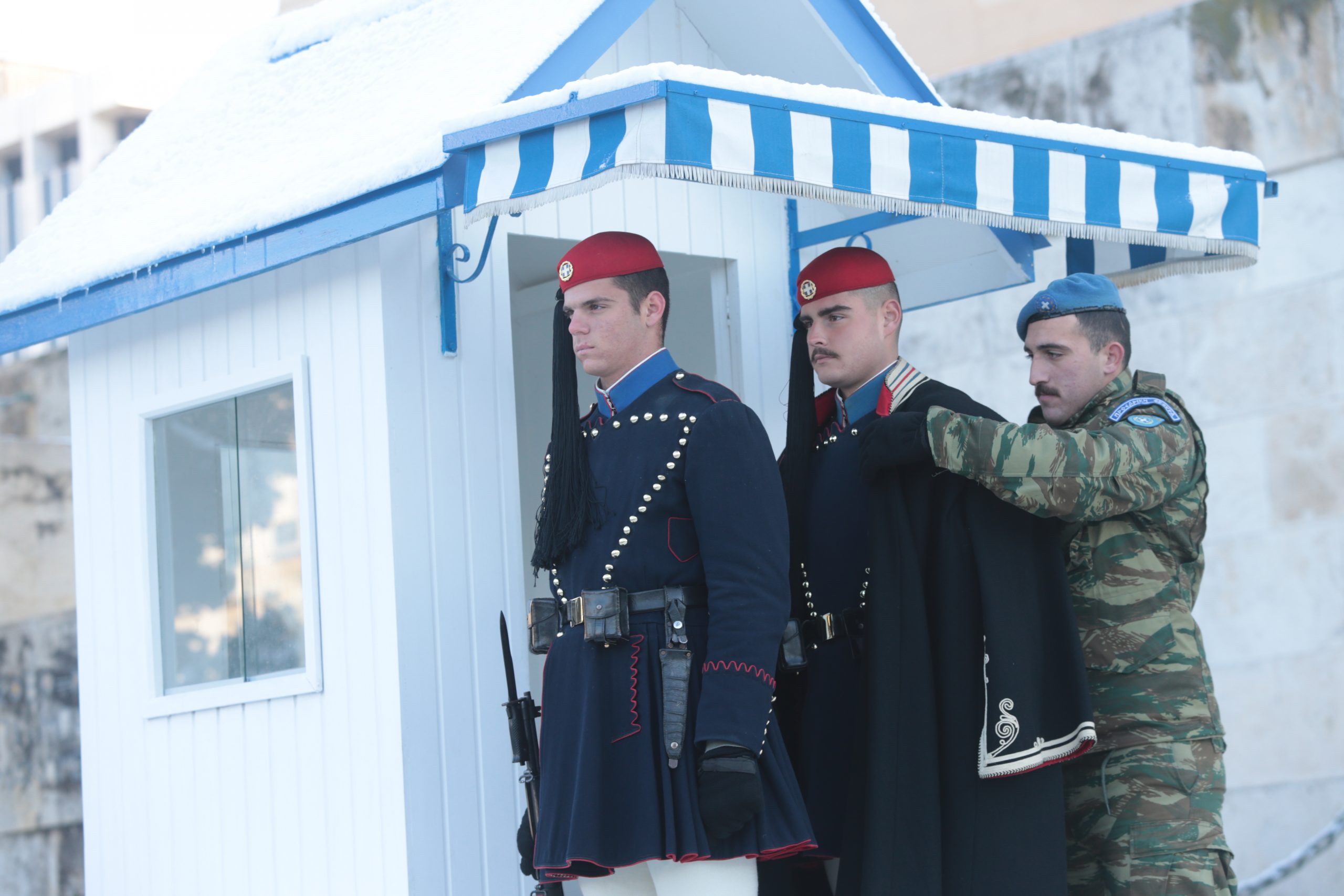 με-ψύχος-και-με-καύσωνα-οι-εύζωνοι-τιμο-2292979