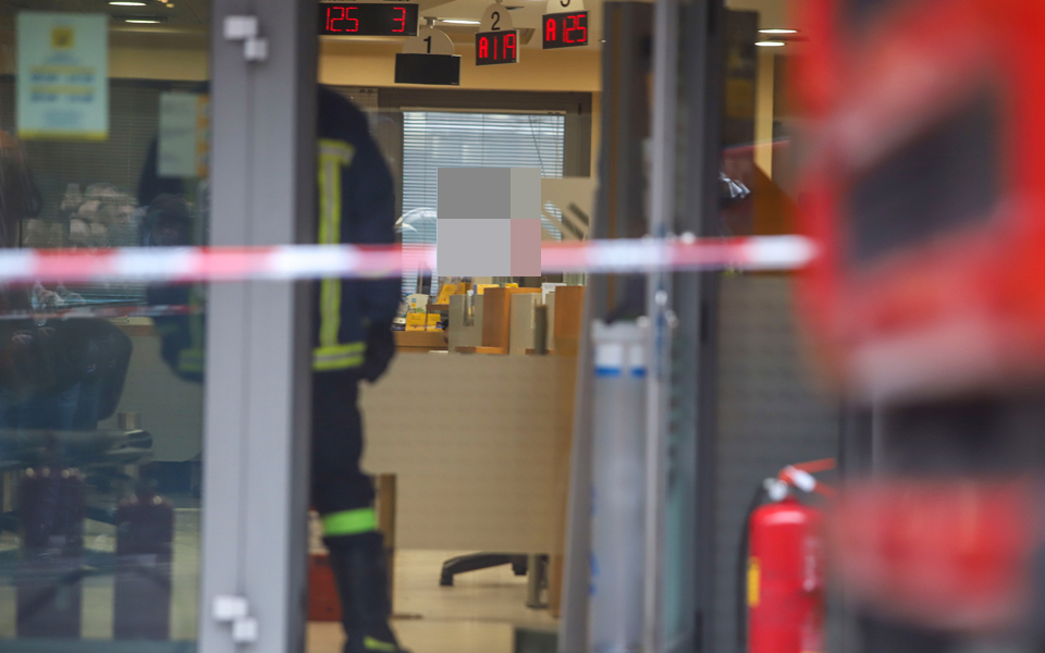 παραδόθηκε-ο-άντρας-που-απειλούσε-να-β-2296498