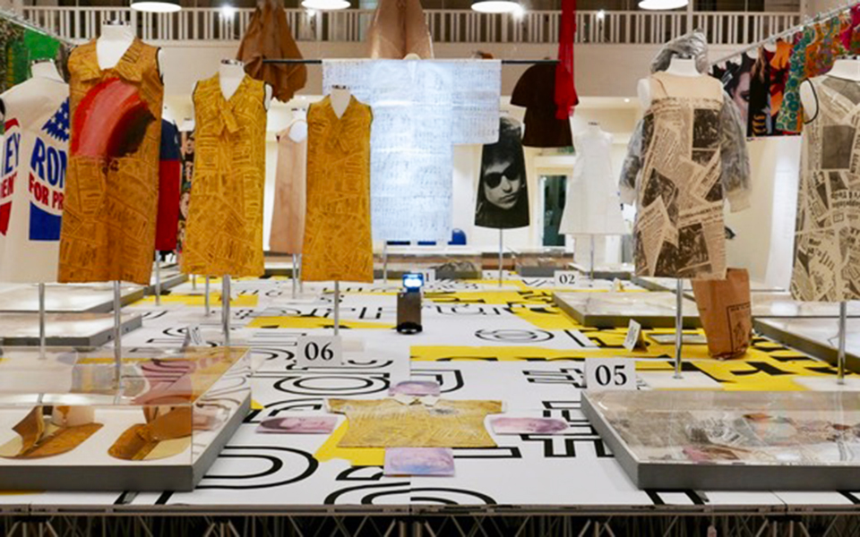 φορέματα-που-μιλούν-με-λέξεις-2294538