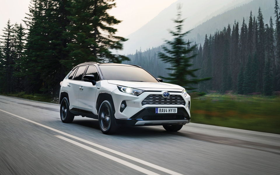 αποστολή-στη-βαρκελώνη-νέο-toyota-rav4-hybrid-ένα-suv-π-2296717