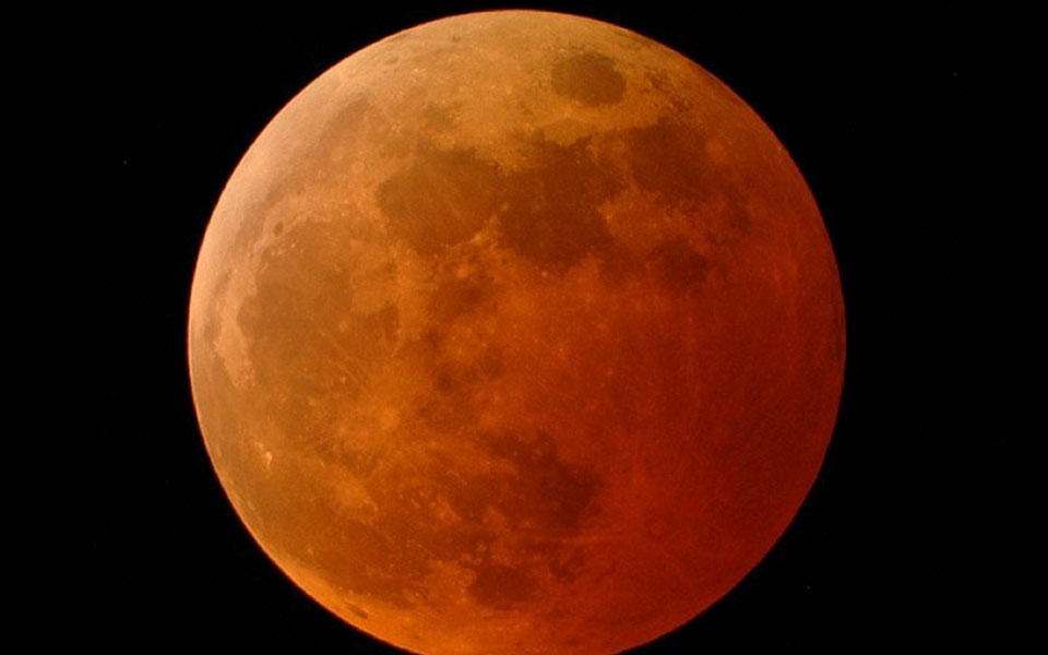 ολική-έκλειψη-σελήνης-τα-χαράματα-της-2294661