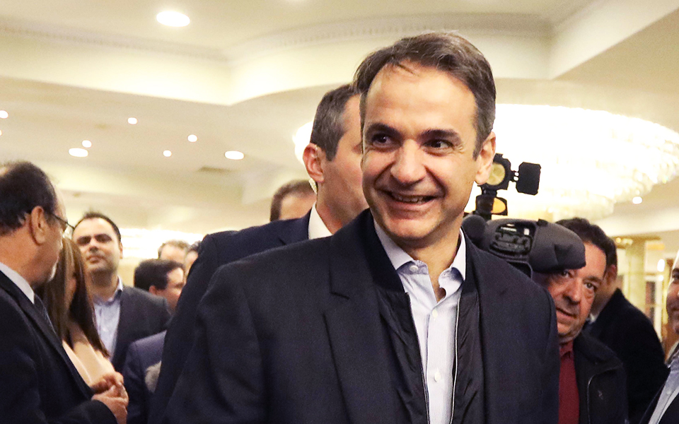 ζυγίζει-την-πρόταση-μομφής-η-ν-δ-2295612