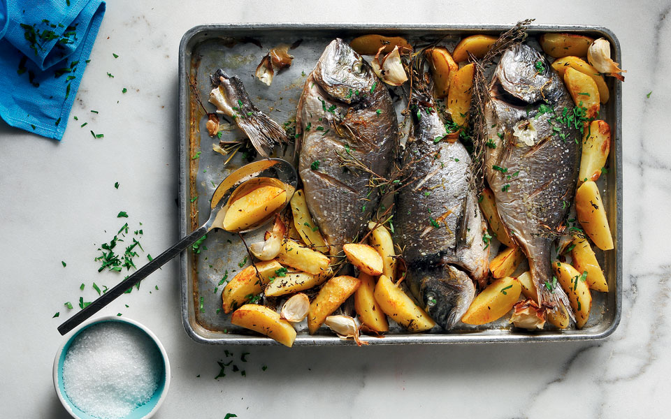 τσιπούρες-με-πατάτες-και-αρωματικά-2292224