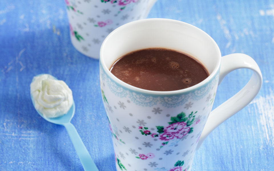 ζεστή-σοκολάτα-με-μερέντα-και-σαντιγί-2296431