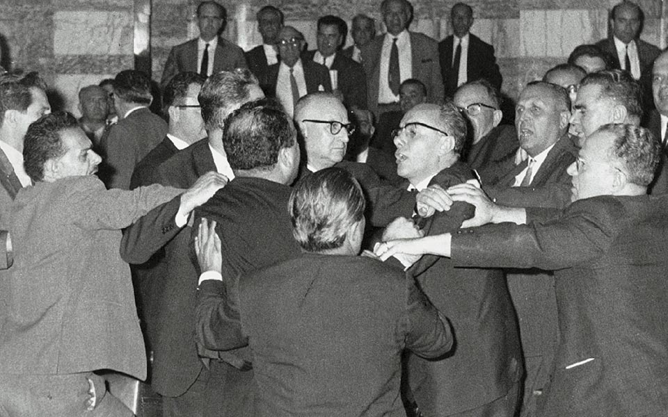 είναι-αποστάτες-οι-έξι-που-στήριξαν-2294931