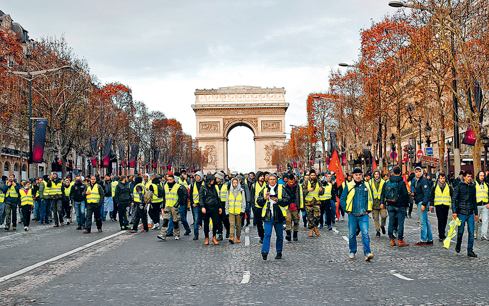 ζούμε-σε-αδύναμες-δημοκρατίες-2295462