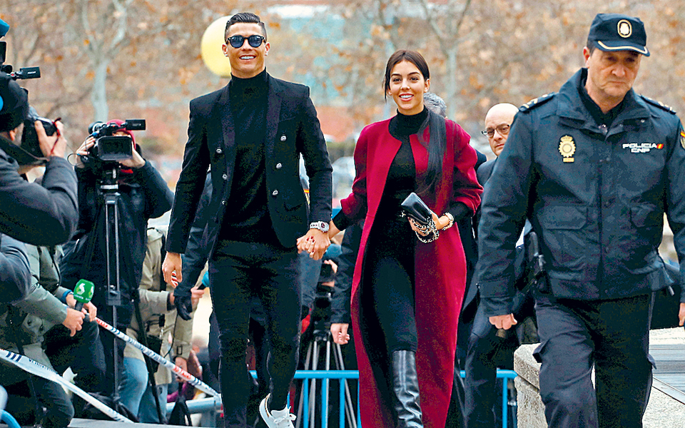 ποινή-19-εκατ-ευρώ-στον-ρονάλντο-για-τη-φ-2295614