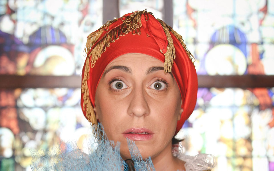 μπορντό-βελούδινες-κουρτίνες-και-γαμ-2292174