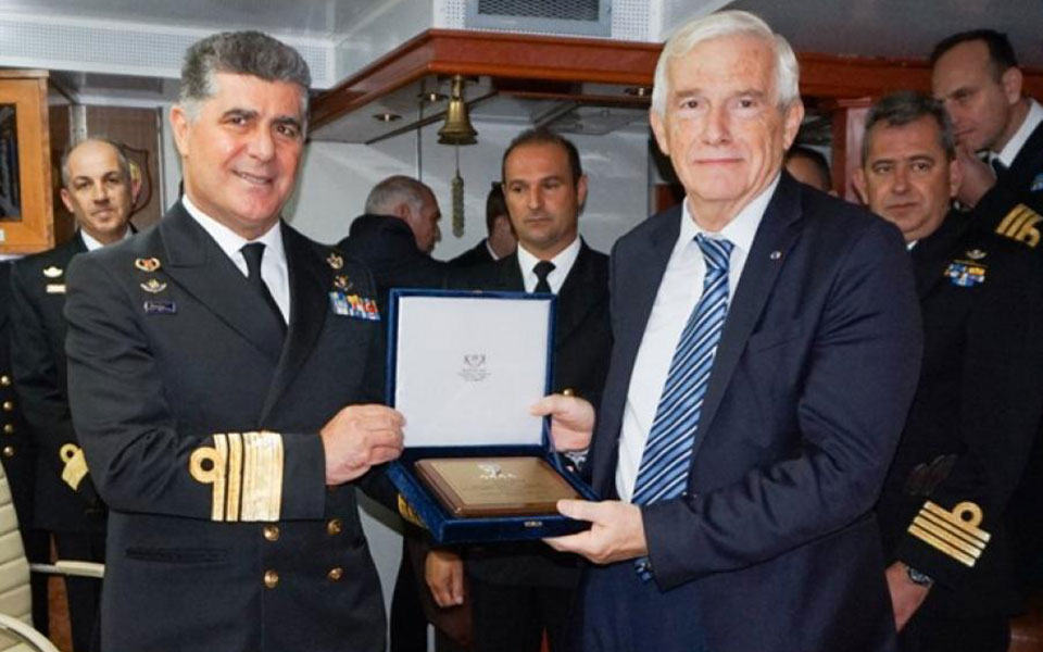 οι-αδελφοί-λασκαρίδη-στέκονται-στο-πλ-2297254