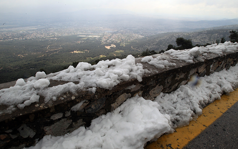 καιρός-χειμωνιάτικο-σκηνικό-με-βροχέ-2294325