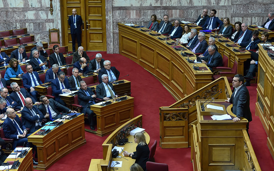 βουλή-σε-αναδιάταξη-σκηνικού-προσβλέ-2294353