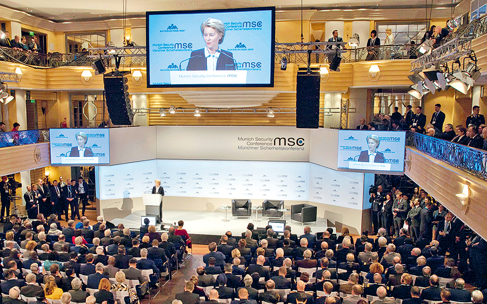 κραμπ-κάρενμπαουερ-η-ρωσία-αποσταθε-2300360