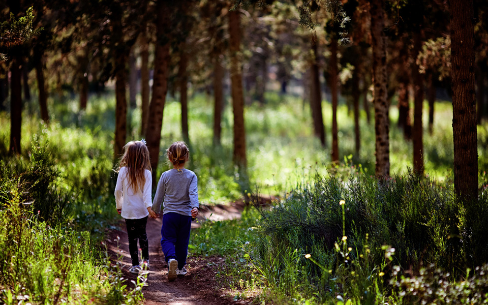 τα-παιδιά-που-μεγαλώνουν-μέσα-στο-πράσ-2302063
