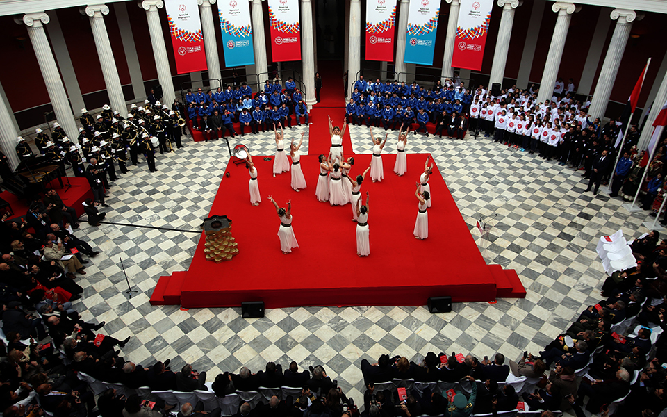 σε-μια-μεγαλειώδη-τελετή-έγινε-η-αφή-τη-2302895