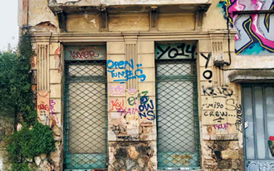 μοναχικές-μορφές-στην-οδό-κωνσταντιν-2304023